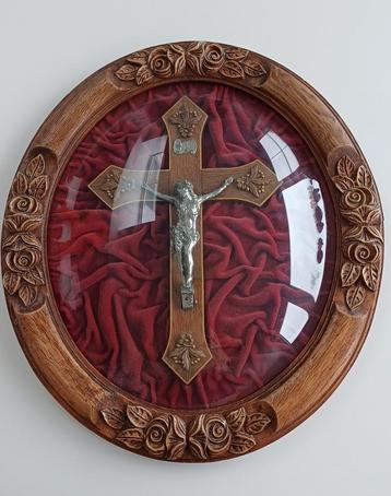 Oude ovalen Christus op rood velouren doek beschikbaar voor biedingen