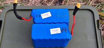 2 x lithium ion batterij 11.1v 18 ah inclusief lader. beschikbaar voor biedingen