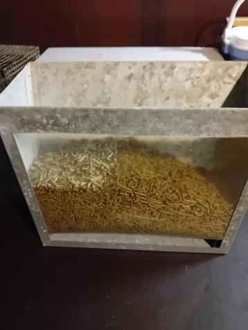 Zeer unieke voederbakjes konijnen met 3,6kg korrel inhoud beschikbaar voor biedingen