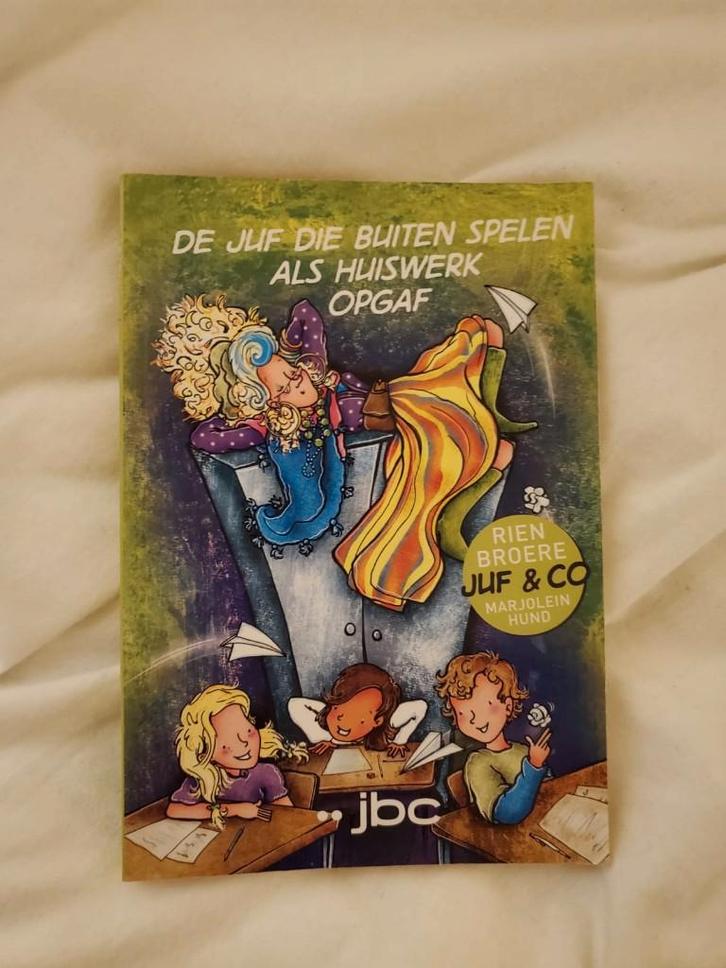 Boek "De juf die buiten spelen als huiswerk gaf", Boeken, Kinderboeken | Jeugd | 13 jaar en ouder, Ophalen of Verzenden