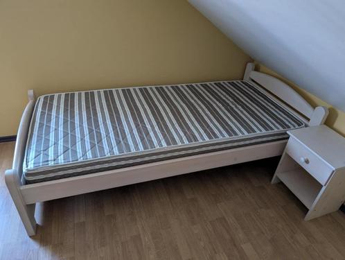 Lit avec sommier, sa table de nuit et matelas récent, Huis en Inrichting, Slaapkamer | Bedden, Zo goed als nieuw, Eenpersoons