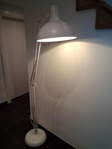 vloerlamp beschikbaar voor biedingen