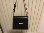 Zwarte lederen tas (vintage), Handtassen en Accessoires, Tassen | Schoudertassen, Ophalen, Zo goed als nieuw