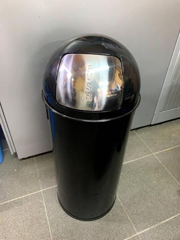 Zwarte losstaande vuilnisbak beschikbaar voor biedingen