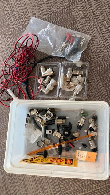Amphenol pluggen/stekkers beschikbaar voor biedingen