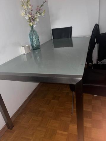 Zeer nette eettafel met 6 nette stoelen beschikbaar voor biedingen