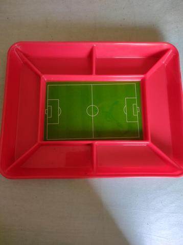 2 Serveerschalen in de vorm van een voetbalveld beschikbaar voor biedingen