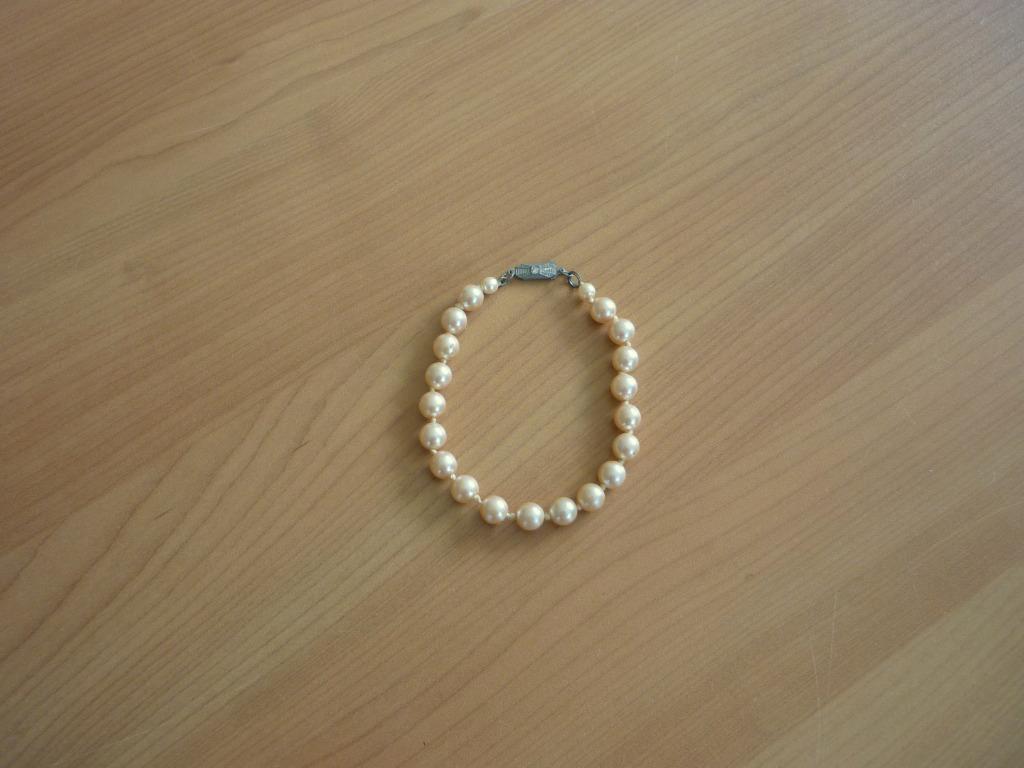 Armband met beige parels, Ophalen of Verzenden, Beige