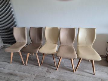 Lederen stoelen met eiken poten  beschikbaar voor biedingen