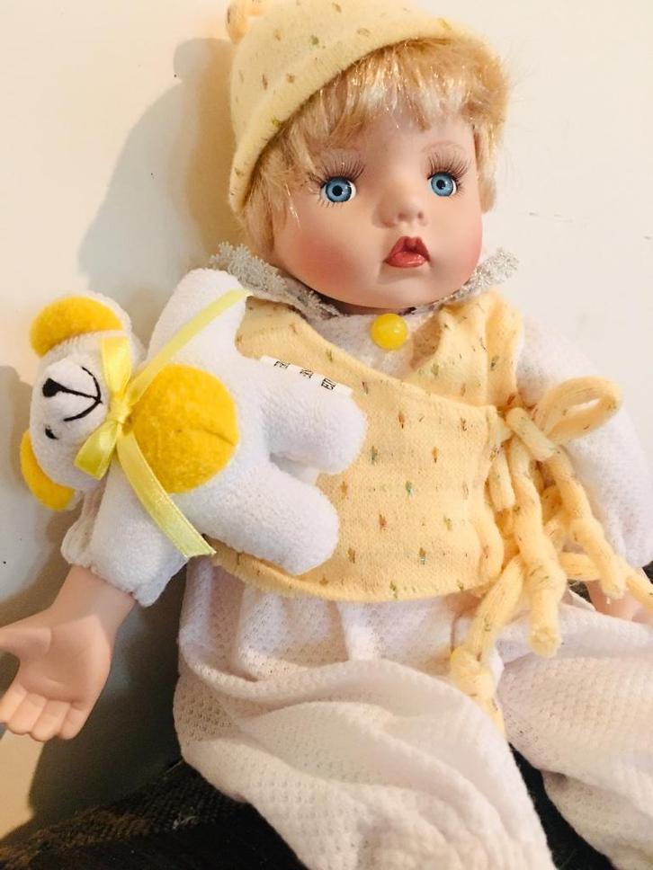 Schattige porseleinen pop met muziekdoos, Verzamelen, Poppen, Zo goed als nieuw, Overige typen, Ophalen