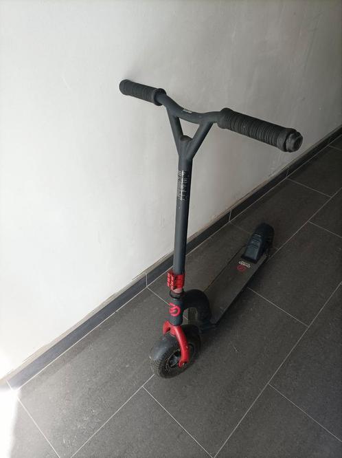 Oxelo scooter, rood en zwart, oppompbare robuuste banden, Vélos & Vélomoteurs, Trottinettes, Comme neuf, Enlèvement