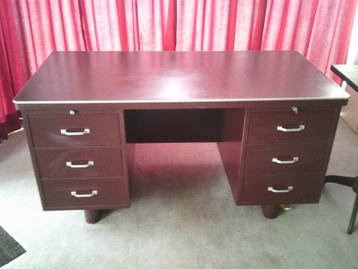 Metalen bureau, Enlèvement
