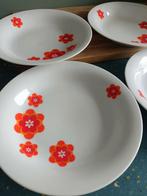 4 leuke retro diepe borden met lotus motief, Ophalen, Zo goed als nieuw, Bord(en)