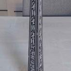 Gegraveerde obelisk in zwarte steen, Antiek en Kunst, Ophalen