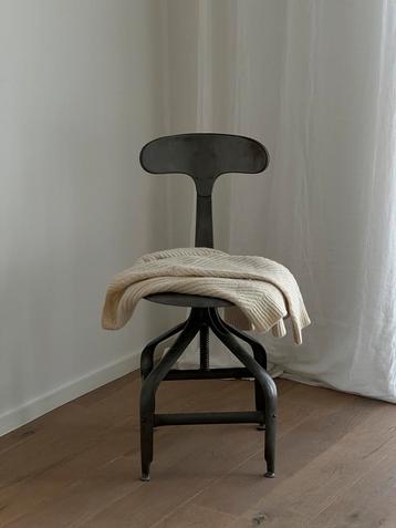 Unieke vintage industriële stoel beschikbaar voor biedingen