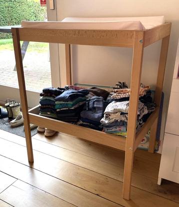 Commode met hoog verzorgkussen in goede staat beschikbaar voor biedingen