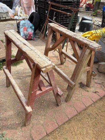 Vintage houten schragen beschikbaar voor biedingen