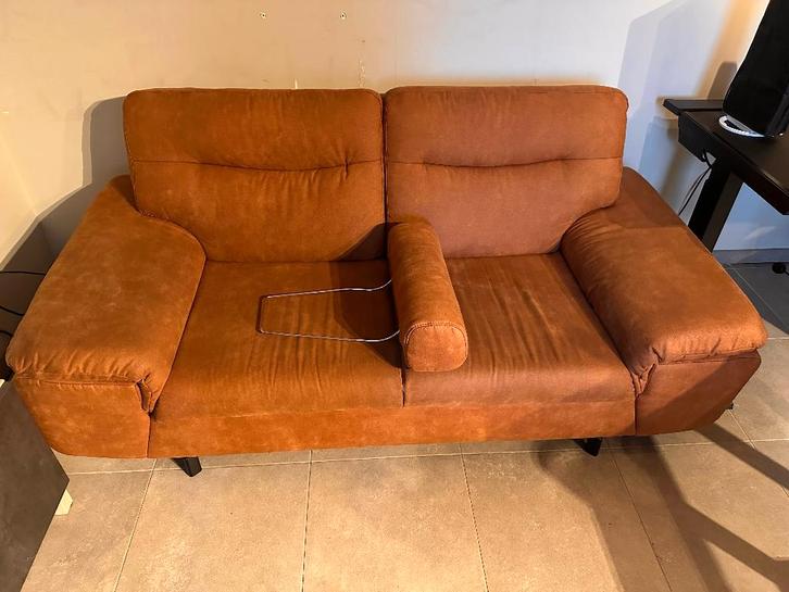 2-zit zetel Stan Weba (cognac), Huis en Inrichting, Zetels | Zetels, Zo goed als nieuw, Stof, Ophalen