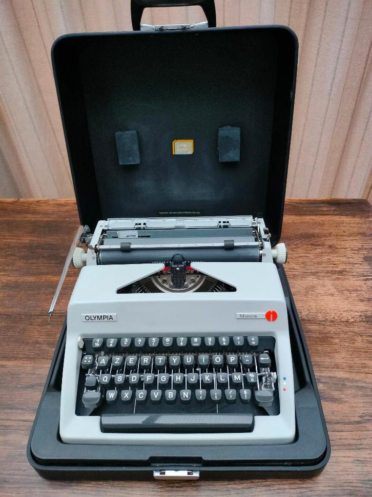 Typemachine OLYMPIA Monica. Lichtgrijze kleur. AZERTY., Diversen, Typemachines, Gebruikt, Ophalen of Verzenden