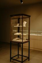 vintage vitrinekast met gebogen glas en parket op de bodem, Antiek en Kunst, Ophalen