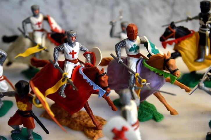 Set middeleeuwse beeldjes van ridders en voetsoldaten, Verzamelen, Beelden en Beeldjes, Zo goed als nieuw, Mens, Ophalen of Verzenden