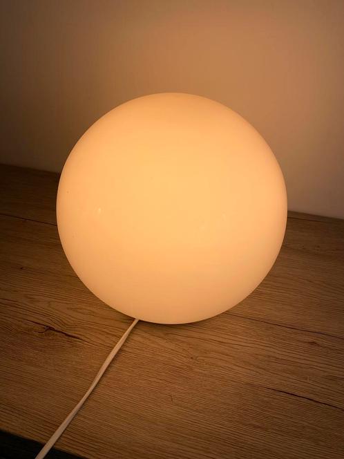 Lampe de table IKEA FADO, blanche, 25 cm - bon état, Maison & Meubles, Lampes | Lampes de table, Utilisé, Moins de 50 cm, Verre