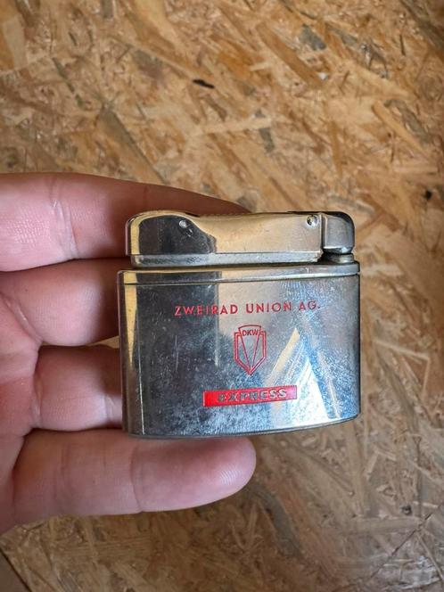 Voormalige JGEHA benzineaansteker DKW EXPRESS Zweirad Union, Verzamelen, Rookartikelen, Aanstekers en Luciferdoosjes, Zo goed als nieuw