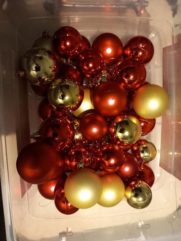 EURODEAL: doos met 40tal kerstballen goud & Rood beschikbaar voor biedingen