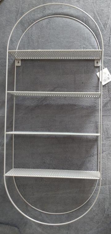 Metalen wandplank  beschikbaar voor biedingen