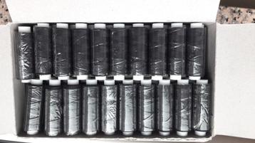 doosje met 100 koontjes zwart naaigaren 150meter beschikbaar voor biedingen