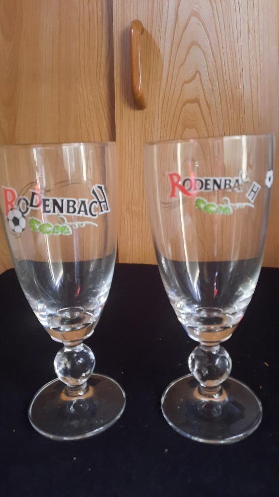 RODENBACH - glas met voetbal in voet, Verzamelen, Glas en Drinkglazen, Bierglas, Ophalen of Verzenden