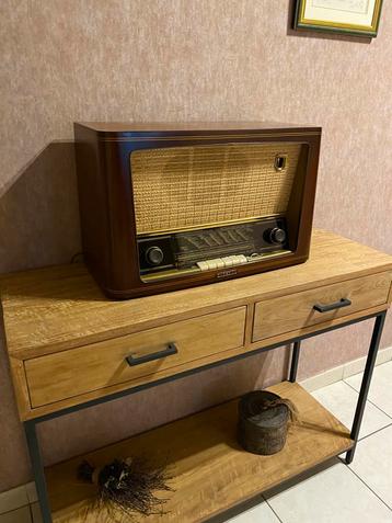 Oude lampenradio / antieke radio beschikbaar voor biedingen