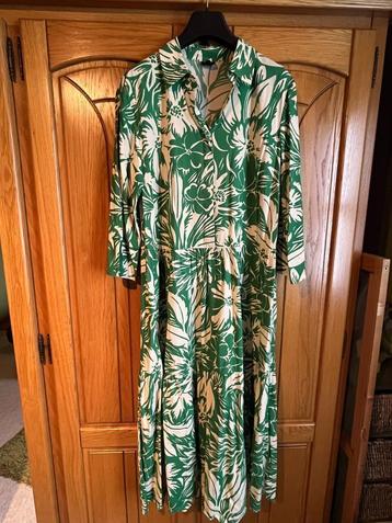 Groen kleed met ecru print beschikbaar voor biedingen