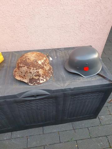 2 duitse helmen 1 originele en 1 replica beschikbaar voor biedingen