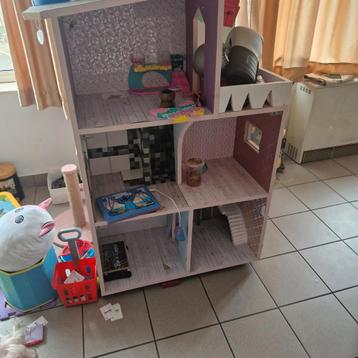 Maison barbie à donner disponible aux enchères