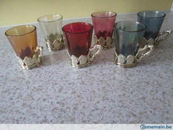 Tasses à thé (6) en verre de couleur.  