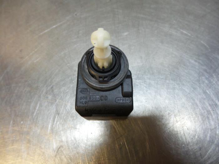 Moteur phare d'un Mercedes Sprinter (Sprinter 00-), Autos : Pièces & Accessoires, Éclairage, Utilisé, 3 mois de garantie, Enlèvement ou Envoi