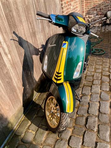 Vespa racing sixties 50cc klasse B weinig km, limited editie