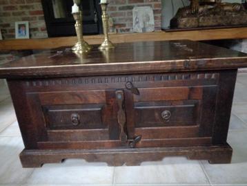 * Belle table basse ancienne lourde avec espace de rangement