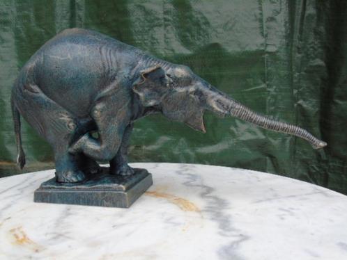 Standbeeld van een gietijzeren olifant met rechterslurf..., Tuin en Terras, Tuinbeelden, Nieuw, Dierenbeeld, Metaal, Ophalen