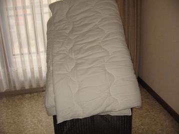 zeer warm en dik dekbed 2 meter op 2 meter beschikbaar voor biedingen