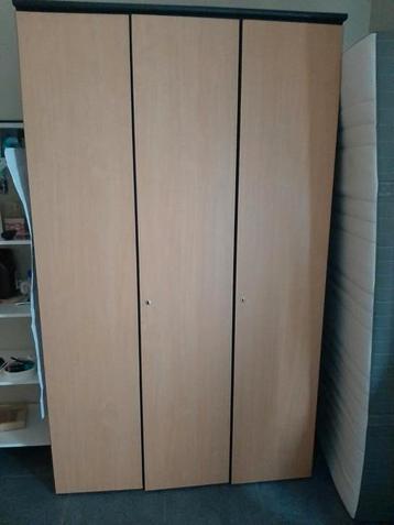 Slaapkamer: kleerkast, bureau en nachtkastje beschikbaar voor biedingen