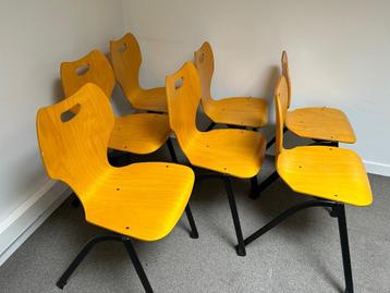 7 houten stoelen