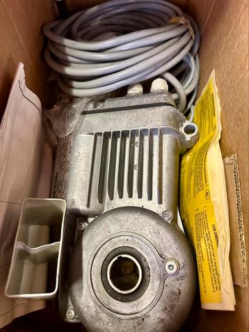 2 Industriele garagedeur opener + stuurkast beschikbaar voor biedingen