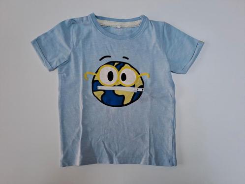 Mt 98 Lichtblauwe T-shirt wereldbol met tanden en beugel, Kinderen en Baby's, Kinderkleding | Maat 98, Gebruikt, Jongen, Shirt of Longsleeve