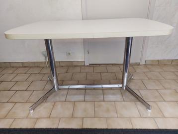 Originele vintage eettafel op een chromen voet. beschikbaar voor biedingen