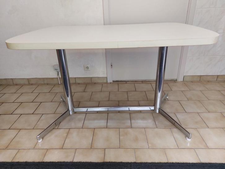 Originele vintage eettafel op een chromen voet., Verzamelen, Retro, Huis en Inrichting, Ophalen