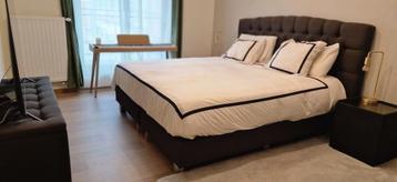 Boxspring + 2 nachtkastjes + dekenkist beschikbaar voor biedingen