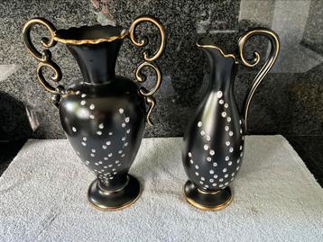 2 vintage genummerde vazen beschikbaar voor biedingen