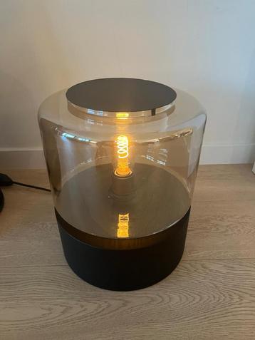 Unieke designlamp op houten sokkel beschikbaar voor biedingen